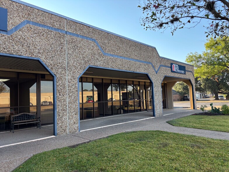 More Photos Of 5321 Industrial Oaks Blvd, Austin Unknown For Lease