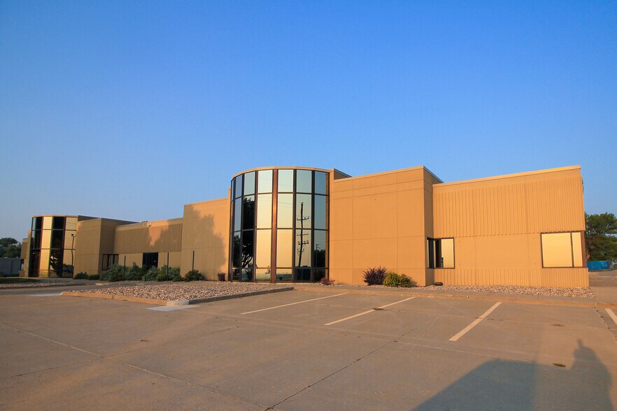 Primary Photo Of 3401 N Louise Ave, Sioux Falls Flex For Lease