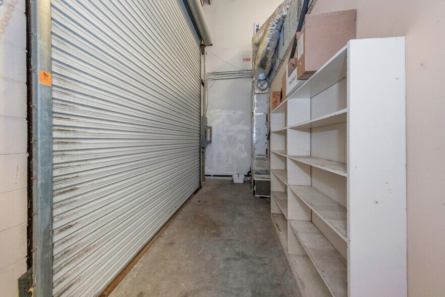 More Photos Of 565 Frederica Ln, Dunedin Warehouse For Lease