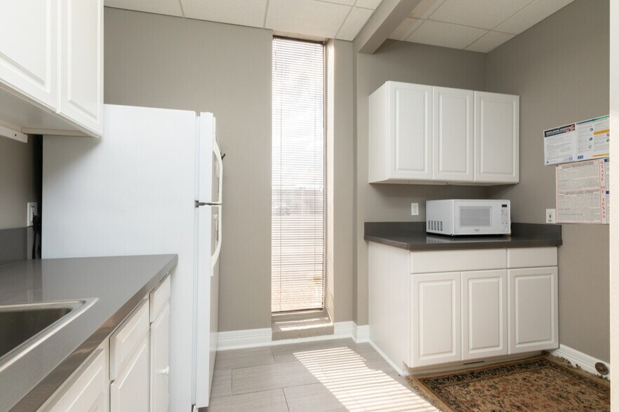 More Photos Of 16902 El Camino Real, Houston Office For Sale