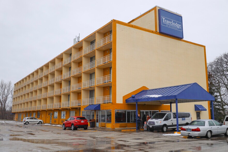 Primary Photo Of 14043 Brookpark Rd, Brook Park Hotel For Sale