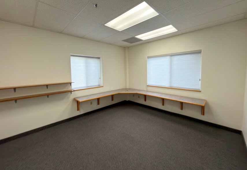 More Photos Of 90451 Boeing Dr, Eugene Airplane Hangar For Sale