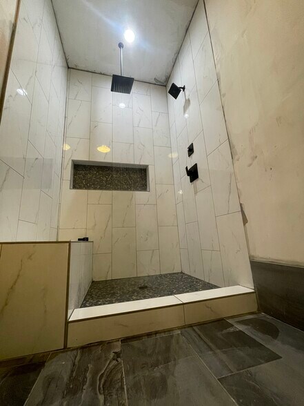 More Photos Of 304 S Lockwood Dr, Houston Storefront Retail Office For Lease