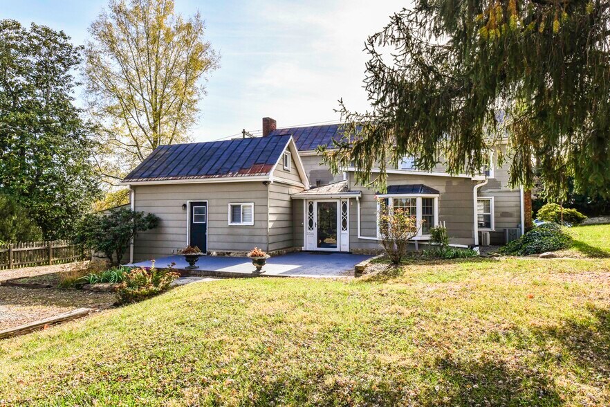 More Photos Of 173 Main St, Stanardsville Flex For Sale