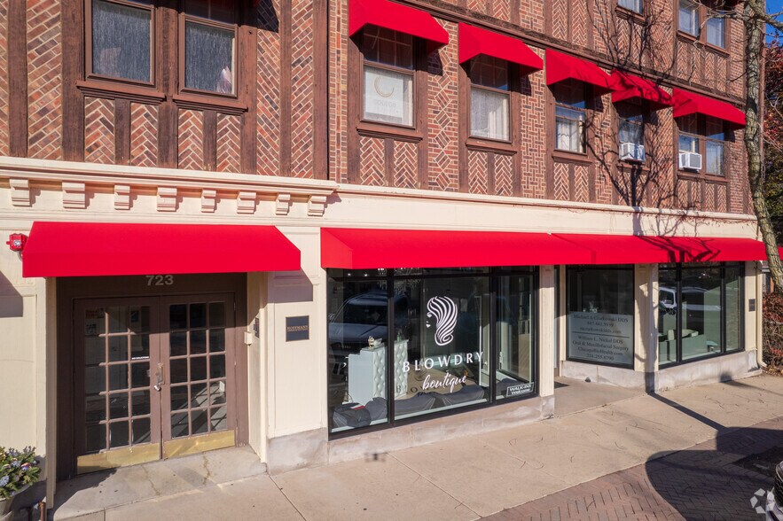 More Photos Of 715-725 Elm St, Winnetka Storefront Retail Residential For Lease