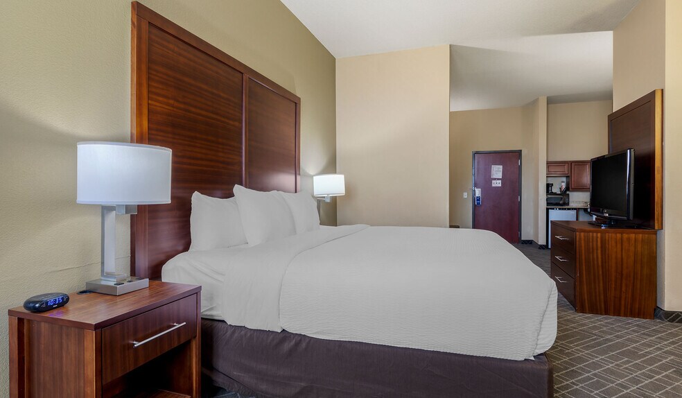 More Photos Of 810 Interstate 35 N, Waco Hotel For Sale