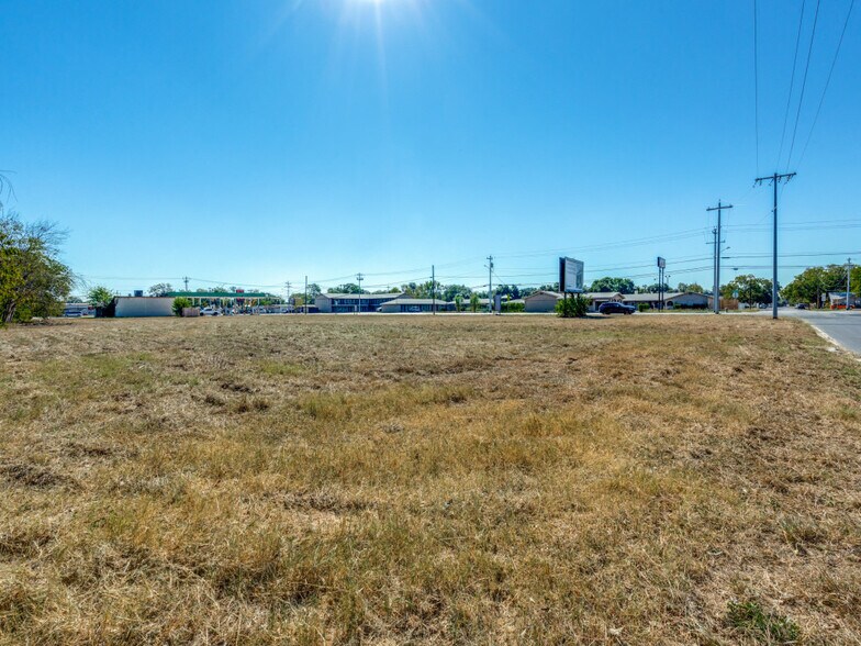 More Photos Of 738-818 Kingsbury, Seguin Land For Sale