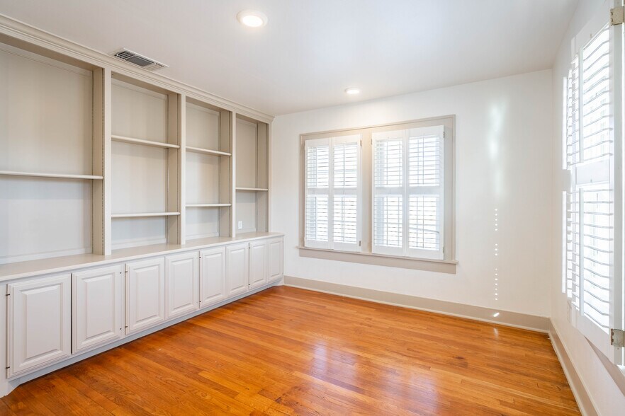 More Photos Of 1107 W Illinois Ave, Midland Office For Lease