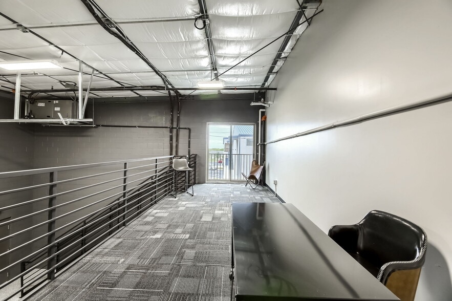 More Photos Of 2100 Double Creek Dr, Round Rock Warehouse For Lease
