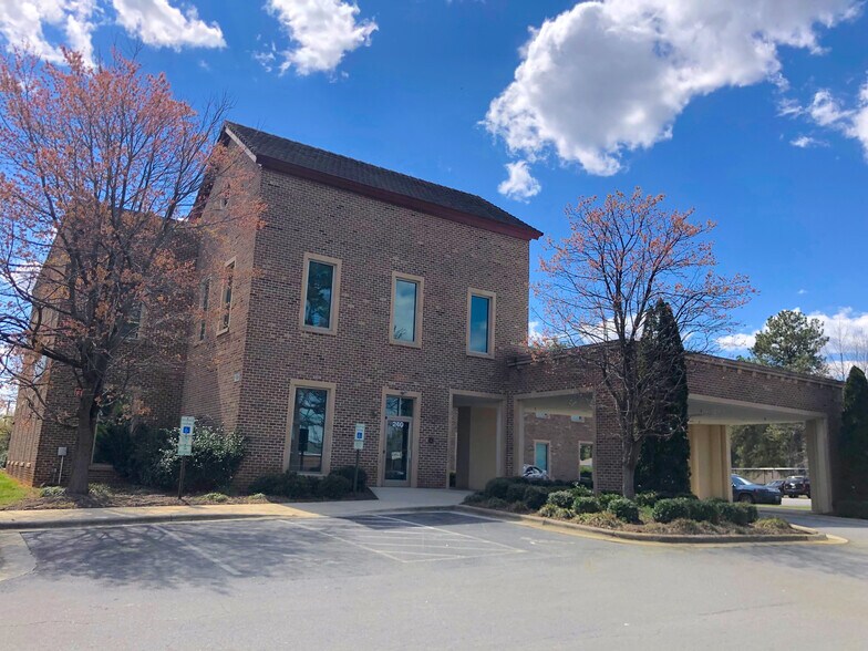 More Photos Of 916 S Main St, Fuquay-Varina Medical For Lease
