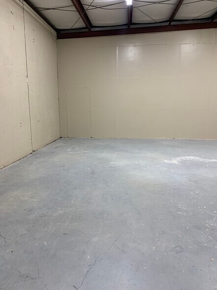 More Photos Of 6209-6213 Grissom Rd, San Antonio Self Storage For Lease