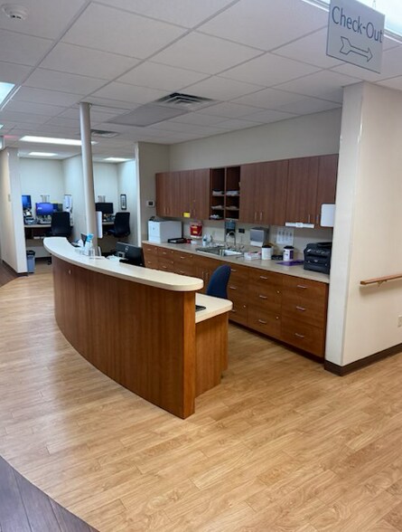 More Photos Of 510 Emergency Dr, Lexington Medical For Sale