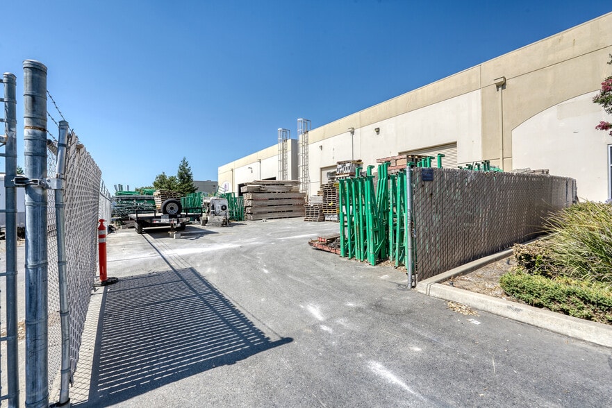 More Photos Of 10131 Iron Rock Way, Elk Grove Manufacturing For Lease
