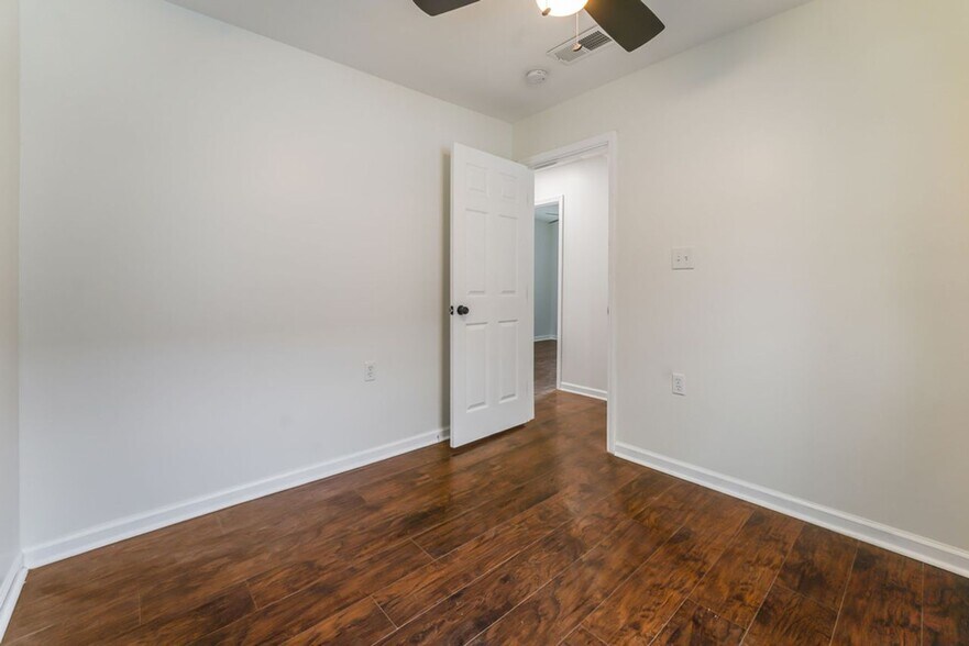 More Photos Of 2550 Broadway St, New Albany Apartments For Sale