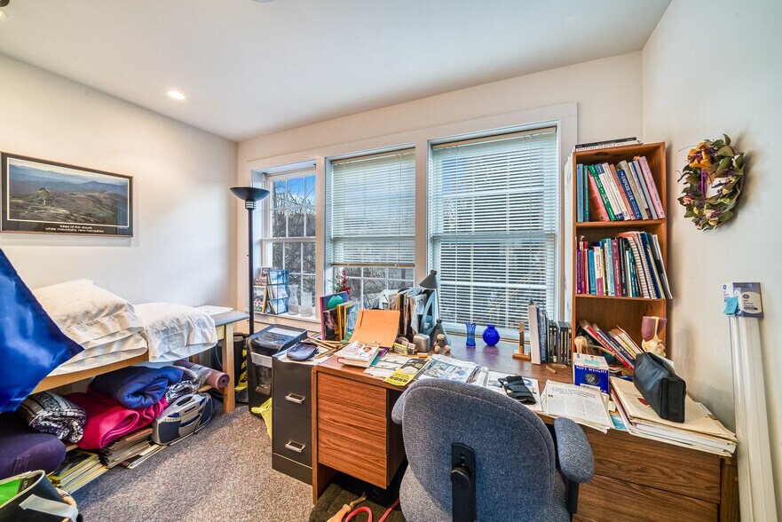 More Photos Of 11 Beaver Meadow Rd, Norwich Office For Sale