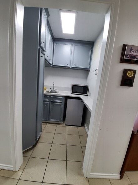 More Photos Of 2409 Maxwell Ln, Deer Park Office For Lease