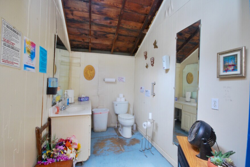 More Photos Of 12604 N State Highway 95, Cistern Restaurant For Sale