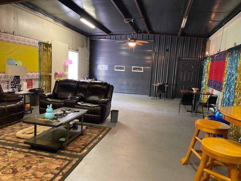 More Photos Of 8212 N State Highway 19, Trinity Showroom For Lease