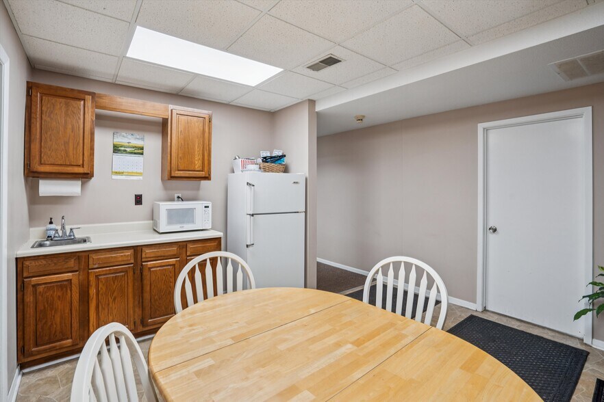 More Photos Of 2721 SW 30th St, Des Moines Office For Sale