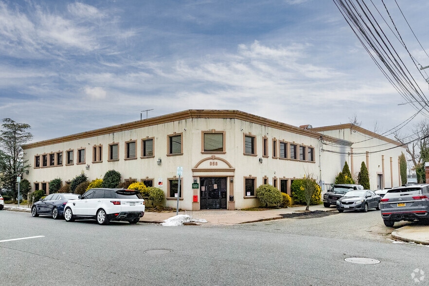 More Photos Of 958 Church St, Baldwin Warehouse For Lease