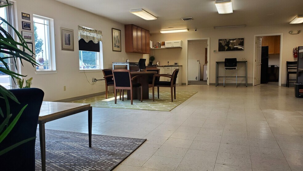 More Photos Of 223 W Wine Country Rd, Grandview Office For Sale