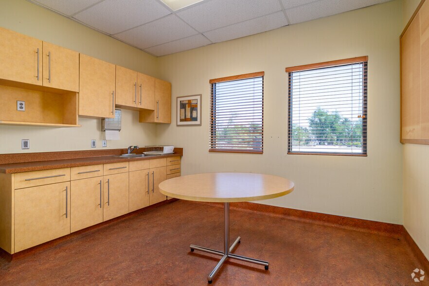 More Photos Of 77840 Flora Rd, Palm Desert Medical For Sale