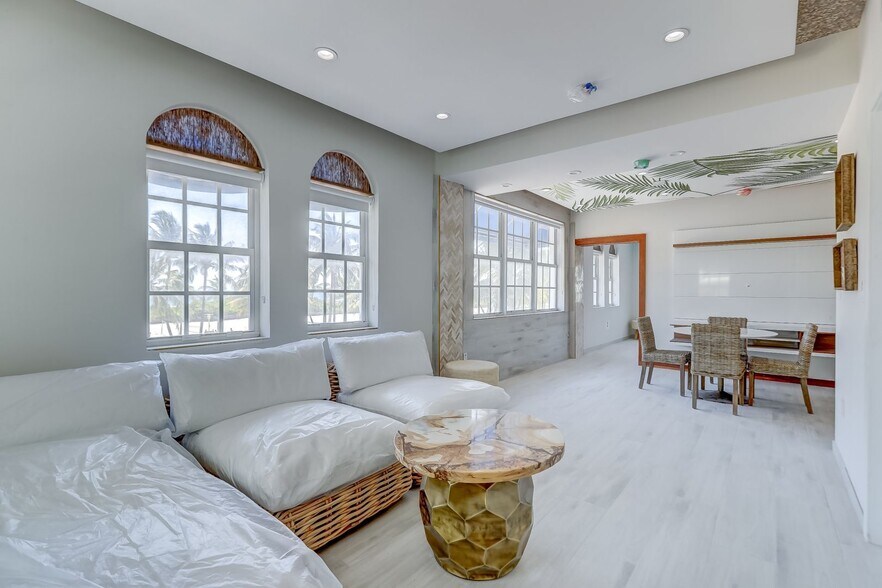 More Photos Of 820 Ocean Dr, Miami Beach Restaurant For Sale