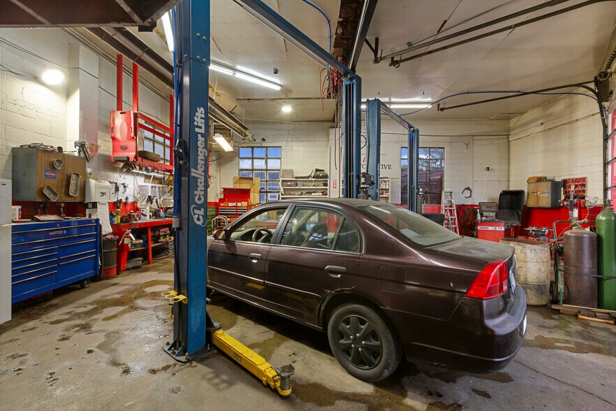 More Photos Of 833 W 7th St, New Albany Auto Repair For Sale