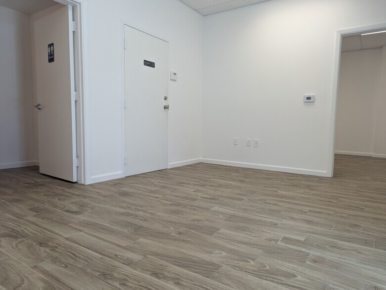 More Photos Of 585 NW Mercantile Pl, Port Saint Lucie Light Manufacturing For Sale