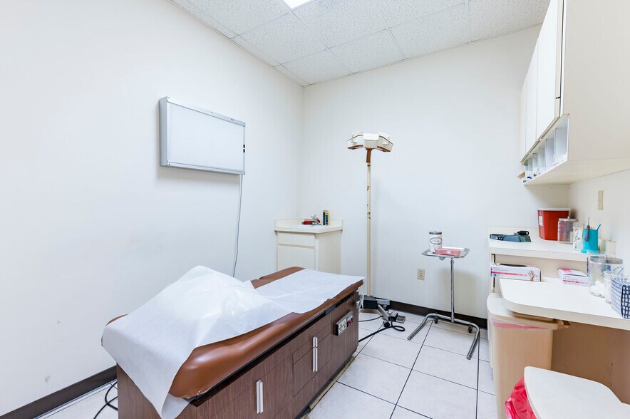 More Photos Of 655 N Indiana Ave, Englewood Medical For Sale