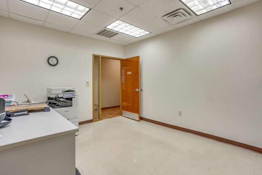 More Photos Of 3500 Noble Ave, Fort Worth Flex For Lease