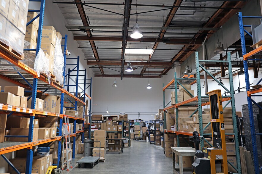 More Photos Of 2850 N California St, Burbank Warehouse For Lease