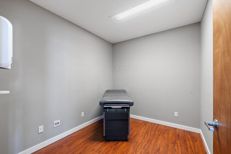 More Photos Of 441-433 30th St, Astoria Healthcare For Lease