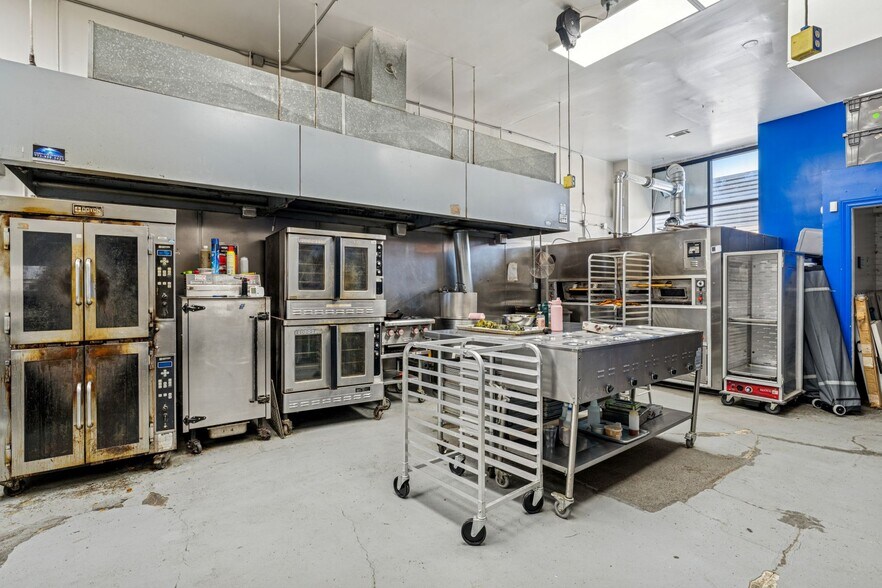 More Photos Of 942-944 W Huron St, Chicago General Retail For Sale