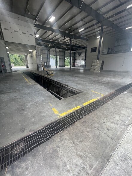 More Photos Of 1923 M 40, Holland Warehouse For Lease