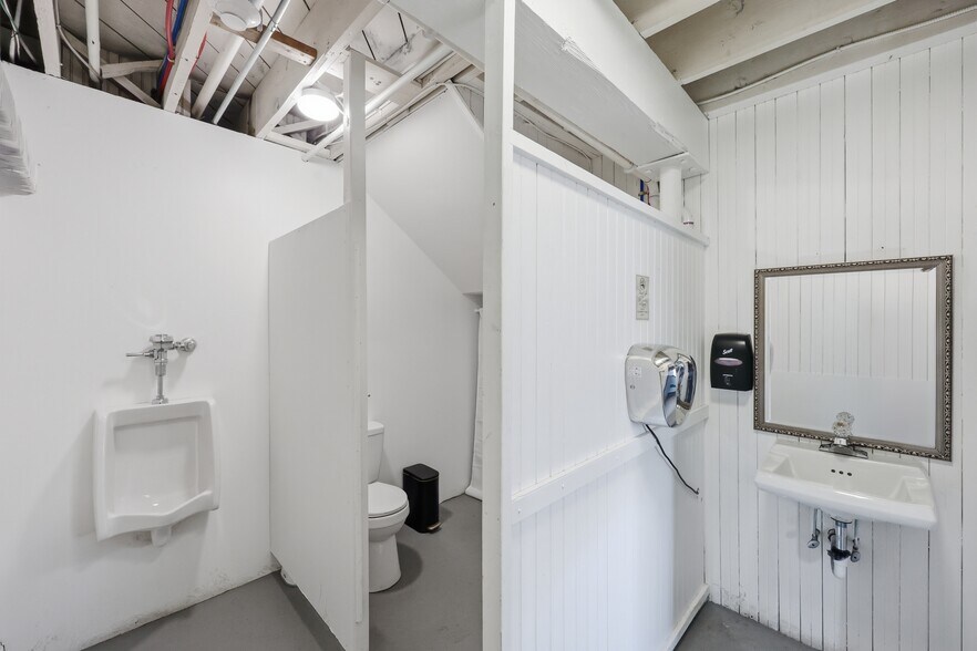 More Photos Of 43 Naubuc Ave, Glastonbury Flex For Sale