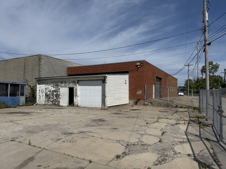 More Photos Of 21012 Aurora Rd, Bedford Showroom For Lease
