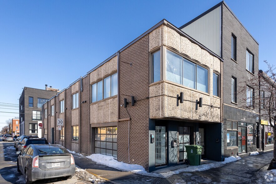 Primary Photo Of 7427-7429 Rue Saint-Hubert, Montréal Storefront For Sale