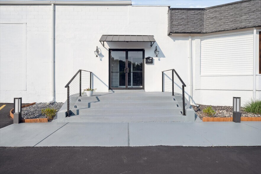 More Photos Of 969 Dixie Hwy, Rossford Freestanding For Sale