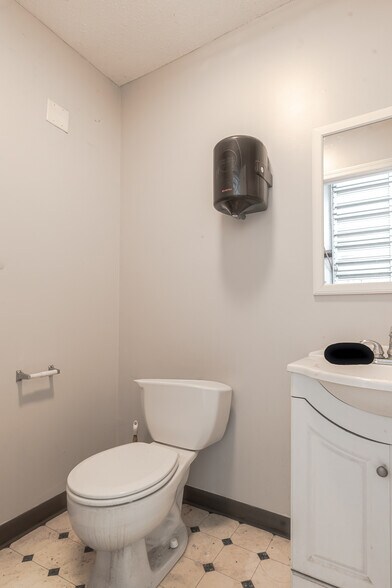 More Photos Of 1700 W 5th North St, Summerville Flex For Sale