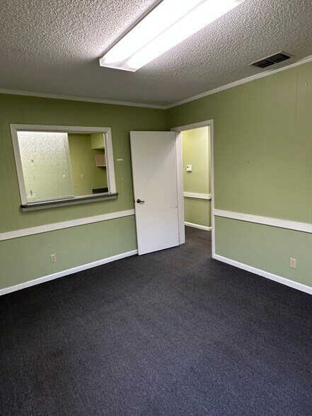 More Photos Of 402 W Highlands Blvd, Inverness Medical For Sale