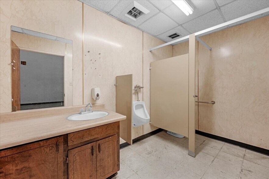 More Photos Of 1027 W Murray Ave, Visalia Service For Sale