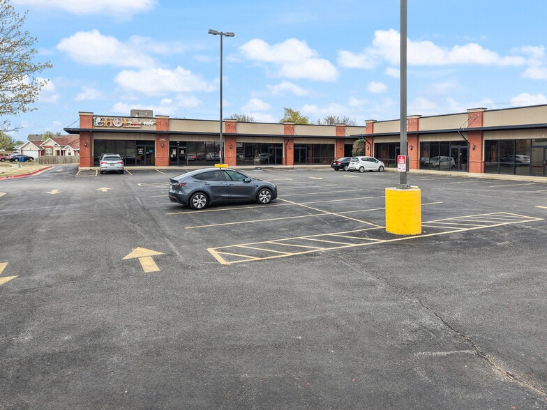 More Photos Of 2500-2502 SW 14th St, Bentonville Unknown For Lease