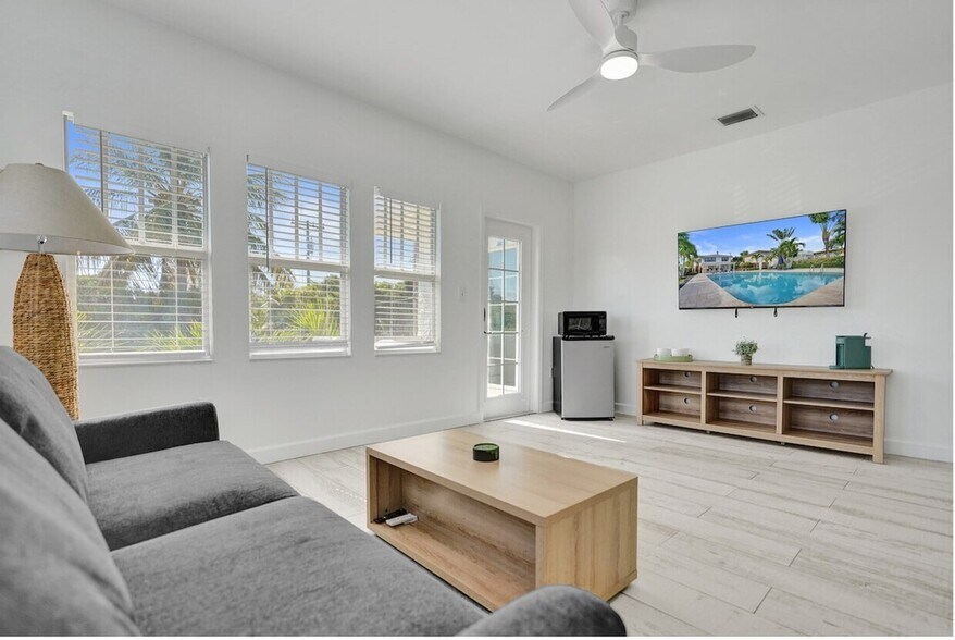 More Photos Of 905 N Federal Hwy, Lake Worth Beach Hotel For Sale