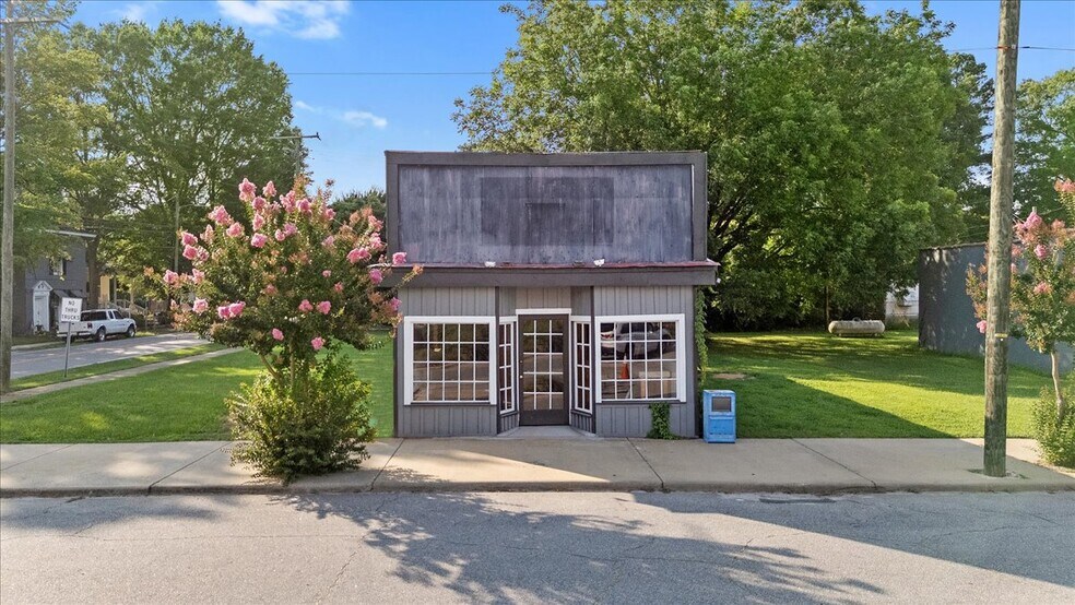 More Photos Of 202 E. North Main Street, Littleton General Retail For Sale