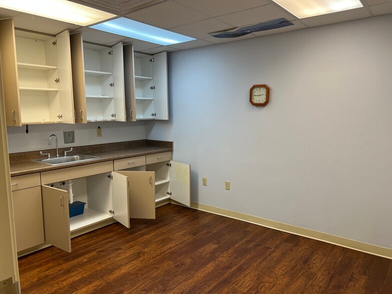 More Photos Of 876 Loop 337, New Braunfels Medical For Lease