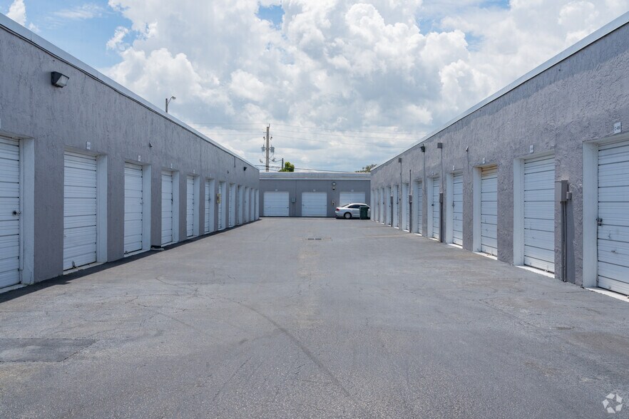 Primary Photo Of 4500-4560 N Dixie Hwy, Oakland Park Light Manufacturing For Lease