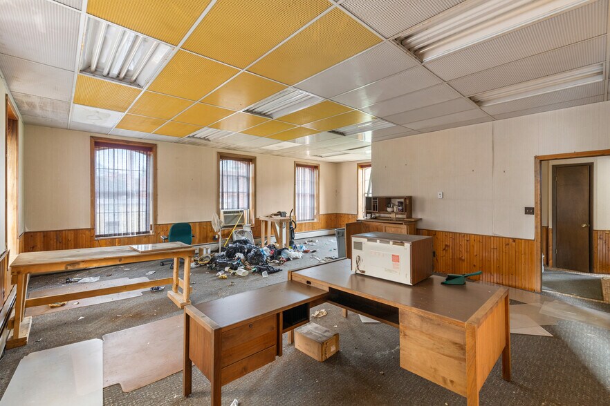 More Photos Of 35 Lower Grape St, Chicopee Warehouse For Sale