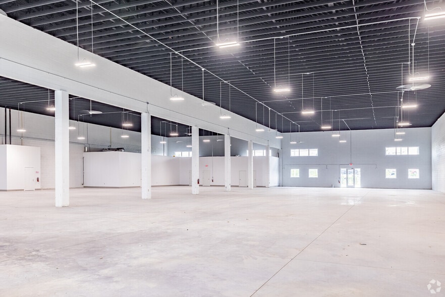 More Photos Of 5620 W Linebaugh Ave, Tampa Warehouse For Lease