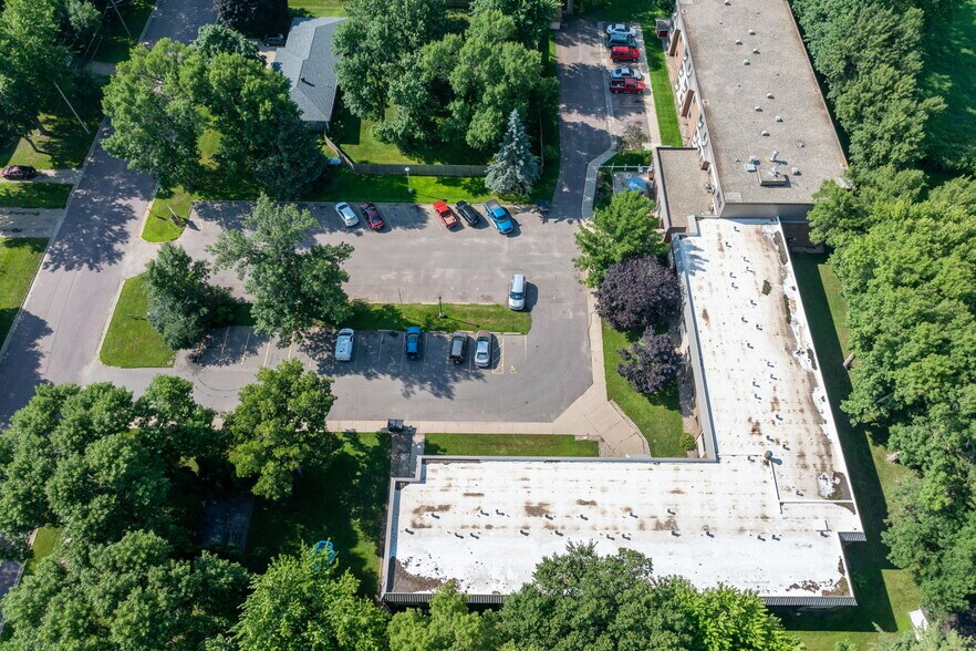 More Photos Of 3200 S Maple Ave, Slayton Apartments For Sale